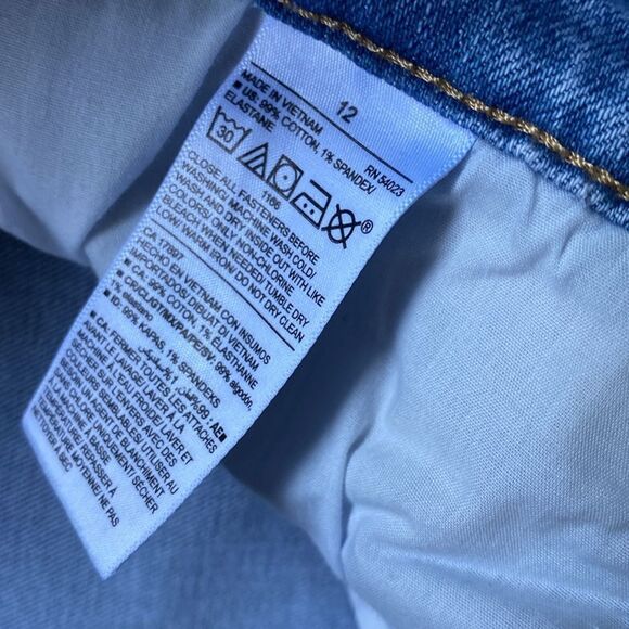 Old Navy. Mid rise Boyfriend Jean. Size 12. NWOT. - Picture 3 of 8